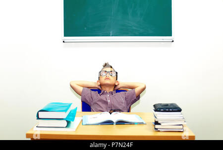 Écolier intelligent à faire leurs devoirs à l'école. Banque D'Images