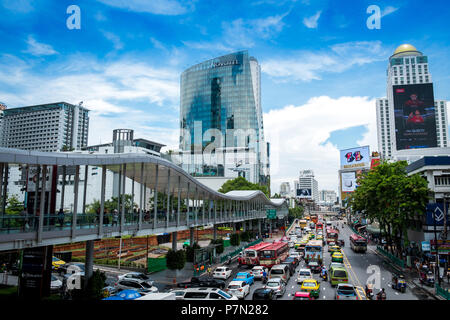 Bangkok, Thaïlande - Mai 01,2018 beaucoup de gens sur l'horizon de Bangkok, Sukhumvit Road, Pratunam. Banque D'Images