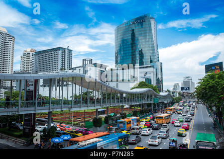 Bangkok, Thaïlande - Mai 01,2018 beaucoup de gens sur l'horizon de Bangkok, Sukhumvit Road, Pratunam. Banque D'Images