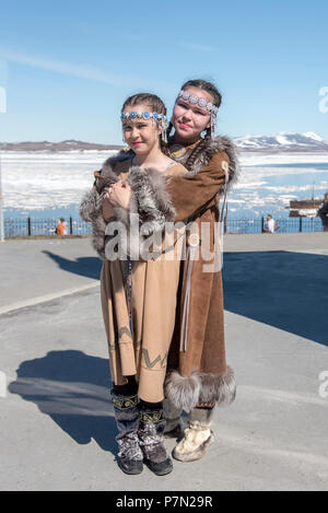 Deux jeunes filles en robe folk Chukchi contre printemps paysage arctique Banque D'Images