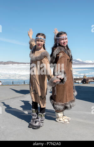 Deux jeunes filles en robe folk Chukchi contre printemps paysage arctique Banque D'Images