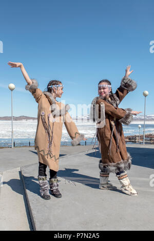 Deux jeunes filles en robe folk Chukchi contre printemps paysage arctique Banque D'Images