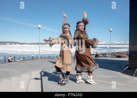 Deux Tchouktches in folk robes contre printemps paysage arctique Banque D'Images