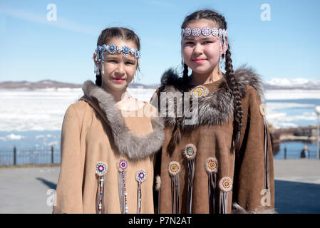 Deux jeunes filles en robe folk Chukchi contre printemps paysage arctique Banque D'Images