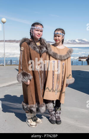 Deux jeunes filles en robe folk Chukchi contre printemps paysage arctique Banque D'Images