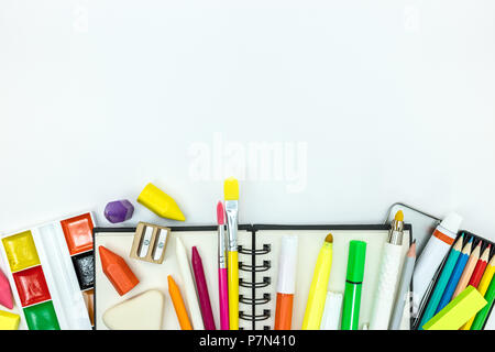 Outils de l'école primaire et à l'arrêt avec crayons, peintures, crayons de couleur sur fond blanc 24 Banque D'Images