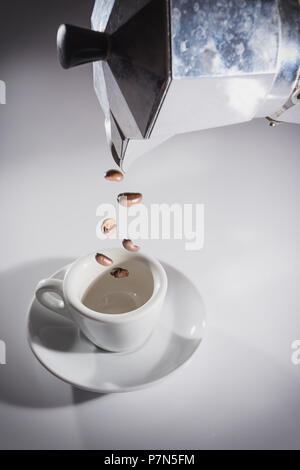 Verser de pot de café de café torréfié dans la tasse Banque D'Images