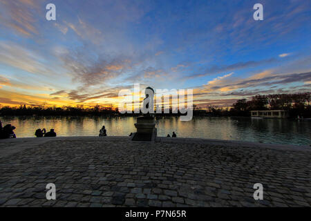 Lac à l'intérieur de la Parque del Buen Retiro Park de la retraite agréable' de Madrid, Espagne Banque D'Images