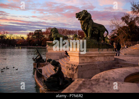 Lac à l'intérieur de la Parque del Buen Retiro Park de la retraite agréable' de Madrid, Espagne Banque D'Images