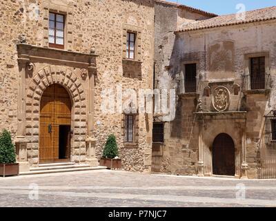 PLAZA DE SANTA MARIA, CON EL PALACIO DE HERNANDO DE OVANDO Y EL PALACIO EPISCOPAL. Banque D'Images