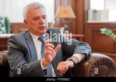 SOFIA, BULGARIE - le 19 mai 2015 : Tête de LUKOIL Vagit Alekperov répond aux questions des journalistes lors de sa visite à Sofia, Bulgarie. Banque D'Images