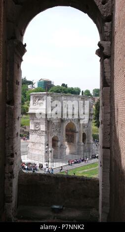 VISTA DEL ARCO DESDE EL COLISEO. Lieu : Arc de Constantin, ITALIA. Banque D'Images