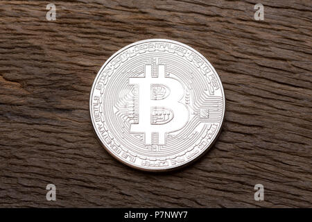 Bitcoin d'argent sur fond de bois, Close up. Banque D'Images