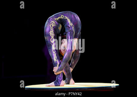 Acrobat (caoutchouc) baby girl d'effectuer sur l'anneau du cirque. Le 10 juin 2018. Kiev, Ukraine Banque D'Images