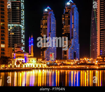 Belle photo de Dubai Marina Towers et la mosquée de nuit Banque D'Images