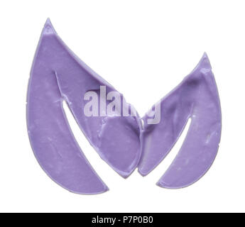 Maquillage violet brillant à lèvres de frottis isolé sur fond blanc. Texture crème violet dans la forme d'une fleur leaf isolé sur fond blanc Banque D'Images