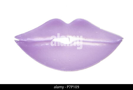 Maquillage violet brillant à lèvres de frottis isolé sur fond blanc. Texture crème violet en forme de lèvres isolé sur fond blanc Banque D'Images