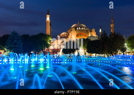 Le Sultan Ahmad Maydan fontaine illuminée avec le musée Sainte-Sophie en arrière-plan au crépuscule, Istanbul, Turquie Banque D'Images