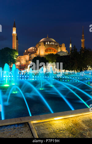 Le Sultan Ahmad Maydan fontaine illuminée avec le musée Sainte-Sophie en arrière-plan au crépuscule, Istanbul, Turquie Banque D'Images