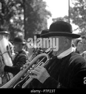 Homme jouant de la trompette, c. 1945 à 1955, près de Fribourg, Allemagne Banque D'Images