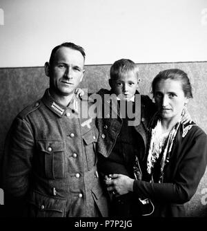 Env. 1939,1941, la formation, la Wehrmacht soldat avec femme et enfant, Ulm, Allemagne Banque D'Images