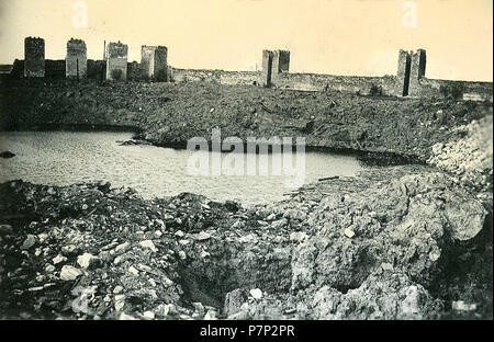 Српски / Srpski : Smedereva neposredno les photos j'katastrofalne eksplozije avant de sakon nakon juna 1941 poginulo kojoj. u plus d'hiljada je ljudi u jednom danu strahotnoj snazi eksplozije - O koja je uništila ubivši grad, n'neutvrdjen danas posted ljudi, najupečatljivije veličina kratera govori. 1941 Smederevu Eksplozija 143 u 194105 Banque D'Images
