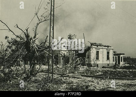 Српски / Srpski : Smedereva neposredno les photos j'katastrofalne eksplozije avant de sakon nakon juna 1941 poginulo kojoj. u plus d'hiljada je ljudi u jednom danu Snimak zabeležzen neposredno - po eksploziji tydligt se vidi dim : koji se još uvek uzdiže. 1941 Smederevu Eksplozija 143 u 1941 16 Banque D'Images