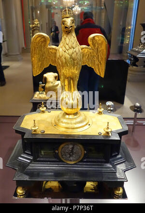 Anglais : Exposition dans le Mathematisch-Physikalischer Salon (Palais Zwinger), Dresden, Allemagne. Cette oeuvre est assez vieux pour qu'il soit dans le . La photographie était permise dans le musée sans restriction. 8 décembre 2013, 06:48:47 Eagle 140 avec couronne automate, Augsburg, c. 1635 - Mathematisch-Physikalischer Salon, Dresden - DSC07911 Banque D'Images
