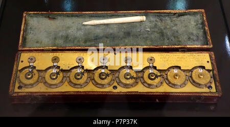 Anglais : Exposition dans le Mathematisch-Physikalischer Salon (Palais Zwinger), Dresden, Allemagne. Cette oeuvre est assez vieux pour qu'il soit dans le . La photographie était permise dans le musée sans restriction. 8 décembre 2013, 06:54:25 calculatrice mécanique 265, Jakob, Auch, 1790 Vayhingen - Mathematisch-Physikalischer Salon, Dresden - DSC07942 Banque D'Images