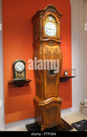 Anglais : Exposition dans le Mathematisch-Physikalischer Salon (Palais Zwinger), Dresden, Allemagne. Cette oeuvre est assez vieux pour qu'il soit dans le . La photographie était permise dans le musée sans restriction. 8 décembre 2013, 07:04:46 horloge de parquet 249 avec musique (centre), Johann Gottfried Kaufman, 1774 - Mathematisch-Physikalischer Salon, Dresden - DSC07968 Banque D'Images