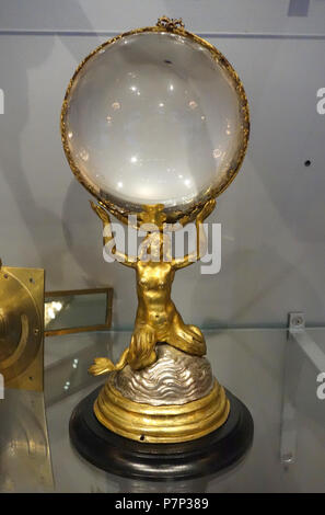 Anglais : Exposition dans le Mathematisch-Physikalischer Salon (Palais Zwinger), Dresden, Allemagne. Cette oeuvre est assez vieux pour qu'il soit dans le . La photographie était permise dans le musée sans restriction. 8 décembre 2013, 07:06:23 100 boule de cristal - Mathematisch-Physikalischer Salon, Dresden - DSC07969 Banque D'Images