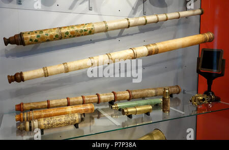 Anglais : Exposition dans le Mathematisch-Physikalischer Salon (Palais Zwinger), Dresden, Allemagne. Cette oeuvre est assez vieux pour qu'il soit dans le . La photographie était permise dans le musée sans restriction. 8 décembre 2013, 07:06:51 352 - Spyglasses Mathematisch-Physikalischer Salon, Dresden - DSC07971 Banque D'Images