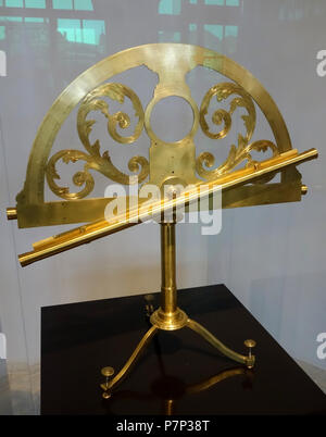 Anglais : Exposition dans le Mathematisch-Physikalischer Salon (Palais Zwinger), Dresden, Allemagne. Cette oeuvre est assez vieux pour qu'il soit dans le . La photographie était permise dans le musée sans restriction. 8 décembre 2013, 07:16:21175 Graphometer, Louis Chapotot, Paris, ch. 1680 - Mathematisch-Physikalischer Salon, Dresden - DSC07993 Banque D'Images