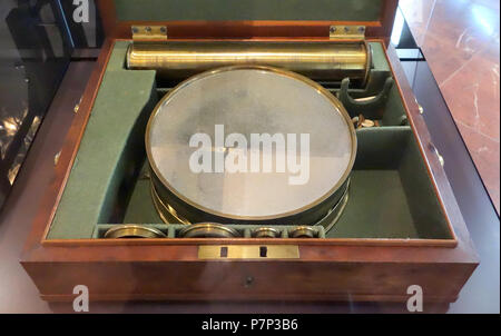 Anglais : Exposition dans le Mathematisch-Physikalischer Salon (Palais Zwinger), Dresden, Allemagne. Cette oeuvre est assez vieux pour qu'il soit dans le . La photographie était permise dans le musée sans restriction. 8 décembre 2013, 08:01:40 miroir primaire de 10 321 pieds de télescope Herschel, William Herschel, Londres, c. 1783 - Mathematisch-Physikalischer Salon, Dresden - DSC08152 Banque D'Images