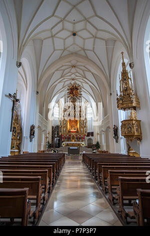 Vue de l'intérieur, l'eglise de l'Assomption de la Vierge Marie, Bad Tölz, Bavière, Allemagne Banque D'Images