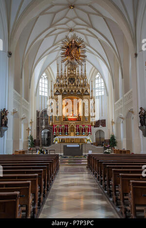 Vue de l'intérieur, l'eglise de l'Assomption de la Vierge Marie, Bad Tölz, Bavière, Allemagne Banque D'Images