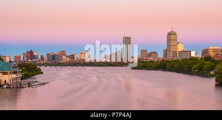 Vue sur Boston, Cambridge, Harvard Boathouse, Charles River Banque D'Images