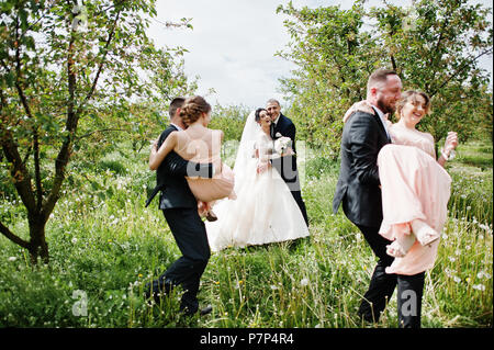 Couple de mariage et à la filature de garçons d'honneur dans leurs mains. Banque D'Images