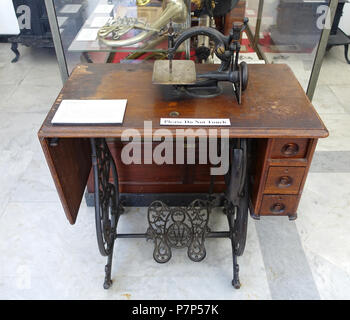 Anglais : Exposition dans le musée de Bennington, Vermont, USA. Ce travail est dans le parce que l'artiste est mort il y a plus de 70 ans. La photographie était permise dans le musée sans restriction. 28 février 2015, 13:04:05 345 machine à coudre, Wilcox et Gibbs, New York NY, 1877, fonte, acier, bois - Musée de Bennington - Bennington, VT - DSC08610 Banque D'Images