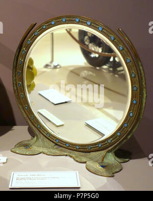 Anglais : Exposition dans le musée de Bennington, Vermont, USA. Ce travail est dans le parce que l'artiste est mort il y a plus de 70 ans. La photographie était permise dans le musée sans restriction. 28 février 2015, 14:11:14 Paon 307 Miroir de table, Louis Comfort Tiffany, faite par Tiffany Studios, Corona NY, ch. 1905, bronze, vitraux, miroir - Musée de Bennington - Bennington, VT - DSC09050 Banque D'Images