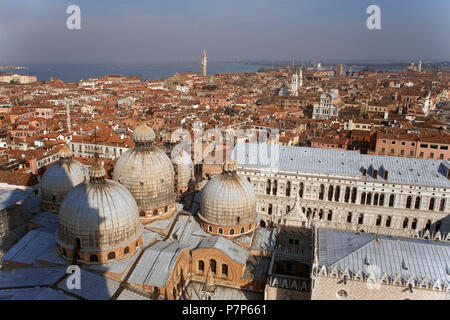 Les dômes de la basilique San Marco, le Palazzo Ducale, et au-delà, de l'Hotel Campanile di San Marco, Venise, Italie Banque D'Images