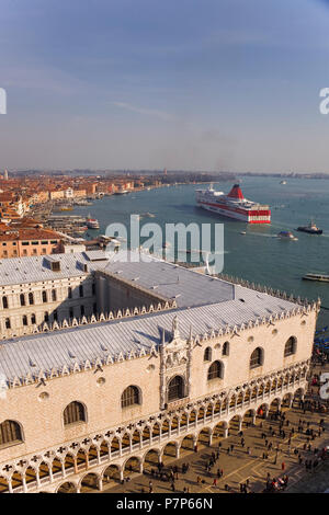 Palazzo Ducale en premier plan ; Castello et bassin de San Marco au-delà, avec un gros navire de quitter le port : vu de Campanile di San Marco, Venise. Italie Banque D'Images