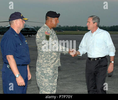 L'allégement de l'ouragan-24. Le président américain George W. Bush (à droite) accueille l'Armée US (USA) Lieutenant-général (Lgén) Russel L. Honoré, commandant de la Force opérationnelle interarmées (FOI) Katrina, et US Coast Guard (USCG) Vice-amiral (vam) Thad W. Allen, directeur de la Federal Emergency Management Agency (FEMA), les efforts de secours à bord, Naval Air Station Joint Reserve Base, (NAS JRB) La Nouvelle-Orléans. Le président Bush et la première dame sont réunion avec des responsables militaires de haut rang à JRB NAS, la Nouvelle Orléans pour recevoir des mémoires sur la foi Katrina. La participation active de la Marine dans l'Ouragan Katrina assista humanitaire Banque D'Images