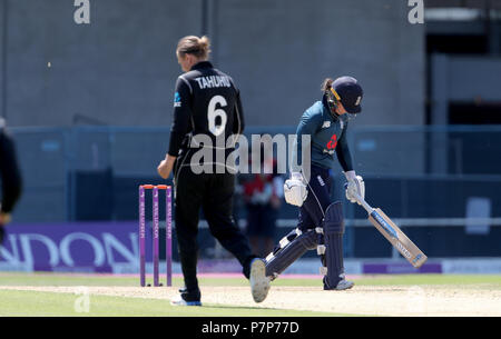 L'Angleterre Tammy Beaumont marche off déprimé après avoir été rejeté par la Lea Tahuhu au cours de la première Journée internationale de la femme un match à Emerald Headingley, Leeds. Banque D'Images