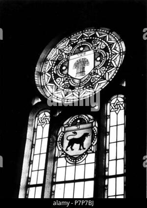 Bad Wildungen, Allemagne, Synagogue windows, vu de l'intérieur. Appartient à la collection : Yad Vashem Archives Photos Lieux : Bad Wildungen, Allemagne : Crédit d'archives de Yad Vashem Signature : 219AO4 Auch im genutzt Reader der Klasse 11d, propriete der Bildquelle : J. Grötecke oben Ascher, darunter Gad  =Beschr. HHStAW. von der Symbolik der Löwe ist aber Juda 360 Synagoge Bad Wildungen- Fenster oben, Söhne Isaaks Banque D'Images