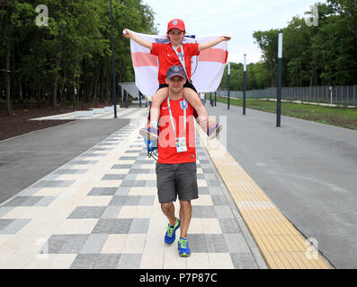 Angleterre fans font leur chemin vers le stade avant la Coupe du Monde de football, quart-de-finale match à la Samara Stadium. Banque D'Images