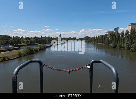 Vue depuis l'écluse et barrage Offenbach sur le Main Banque D'Images