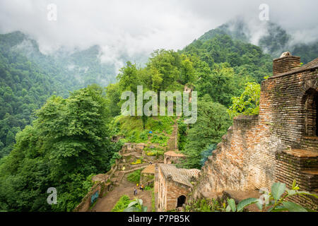 Fuman, IRAN - Juin 2018 : architecture Château Rudkhan en Iran. Château Rudkhan est un château médiéval en pierre et brique, situé à 25 km au sud-ouest de Fuman ci Banque D'Images