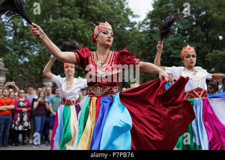 Saint-pétersbourg, Russie - le 23 juin 2018 : les spectacles de danse ethnique pour les fans de football de la FIFA Fan Fest durant la Coupe du Monde de la FIFA, Russie 2018. Saint Petersburg Banque D'Images