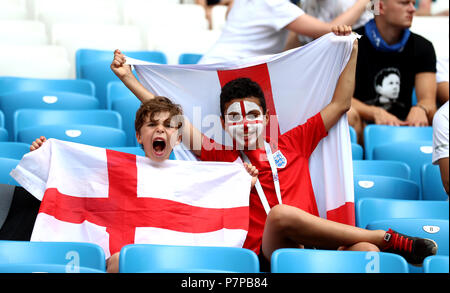 Des fans de l'Angleterre dans les stands avant la Coupe du Monde de football, quart-de-finale match à la Samara Stadium. Banque D'Images